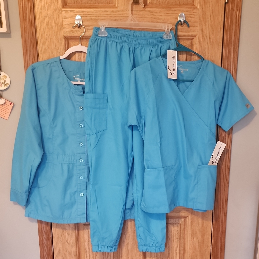 Butter-Soft Women's Scrub Set in Teal Blue